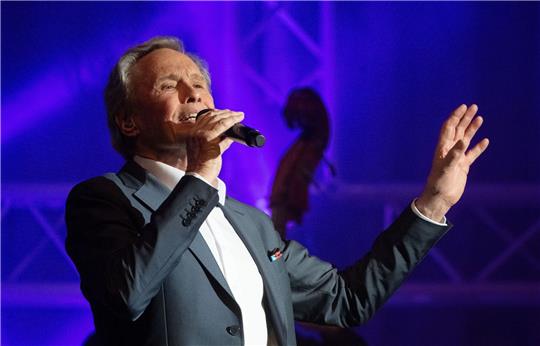 Peter Kraus steht beim Tourauftakt seiner «Meine Hits - Meine Idole»-Tour auf der Bühne.