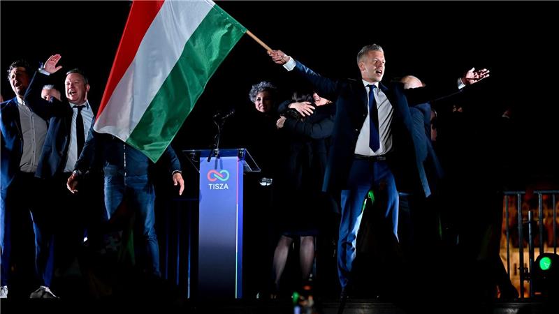 Peter Magyar, Vorsitzender der Oppositionspartei Tisza, schwenkt die ungarische Flagge nach der Bekanntgabe der Teilergebnisse der Parlamentswahl in Ungarn.