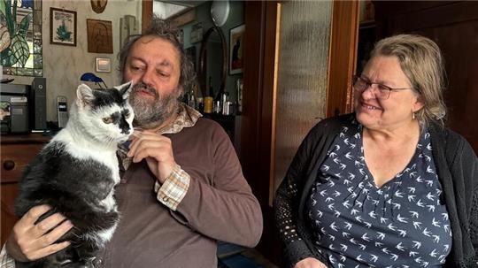Peter Meißner und Ingrid Schiedung sind froh, dass es Lucky nach der Amputation seines rechten Vorderbeins wieder besser geht.