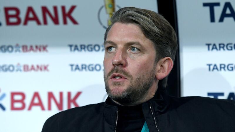 Bremen: Neuer Profifußball-Leiter Niemeyer nimmt Arbeit auf Peter Niemeyer sitzt auf der Bank.