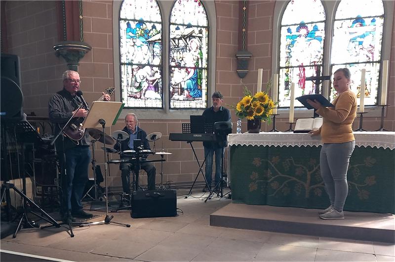 Kirchweihfest in Astfeld: Auch ein Storch macht seine Aufwartung Peter Reich, Willi Lehmann, Michael Samlowitz und Juliana Freuwört (v.li.) sind die musikalischen Dienstagsmänner mit Jule. Foto: Neddermeier