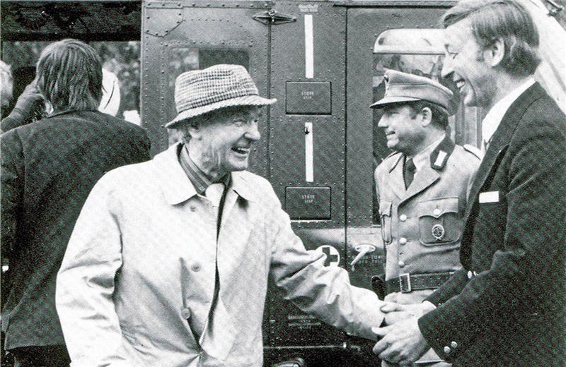 Kaiserring-Stifter Peter Schenning zum 100. Geburtstag Peter Schenning (r.) begrüßt 1975 „seinen“ ersten Kaiserringträger, den britischen Bildhauer Henry Moore, in Goslar.