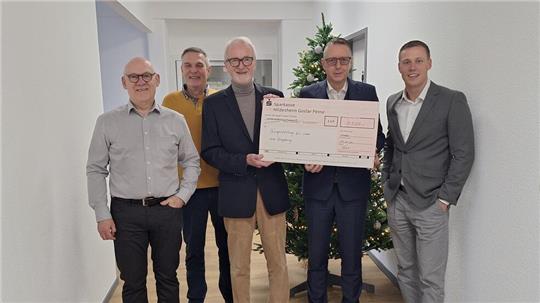 Peter Schuster, Meinhardt Fulst, Roland Pabst, Jens Landfeld und Andre Kröhl (v.l.) bei der Spendenübergabe.