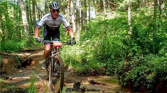 Peter Stehr bei seiner internationalen Meisterschaftspremiere 2023 auf einem Trail in Frankreich. Die Masters teilen sich die Strecke mit den Profis.
