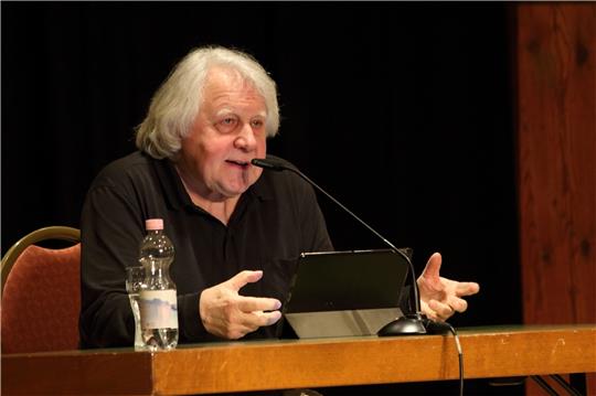 Peter Urban auf der Bühne im Bündheimer Schloss. Foto: H. Weber