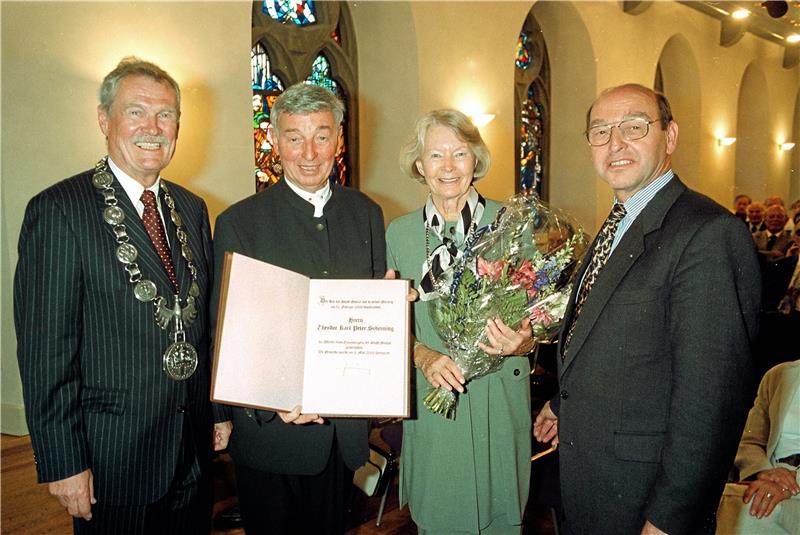 Kaiserring-Stifter Peter Schenning zum 100. Geburtstag Peter und Sigrid Schenning bei der Verleihung der Ehrenbürgerurkunde an den Kaiserring-Vater.