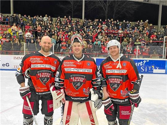 Petr Chaloupka, Taylor Dupuis und Regan Nagy (v.li.) kommen in der nächsten Saison als Spieler in das Wurmbergstadion zurück. Auch wegen der tollen Fans, wie sie betonen (siehe auch Artikel unten). Beim ECW Sande verlieren sie gestern deutlich. Foto: Heine