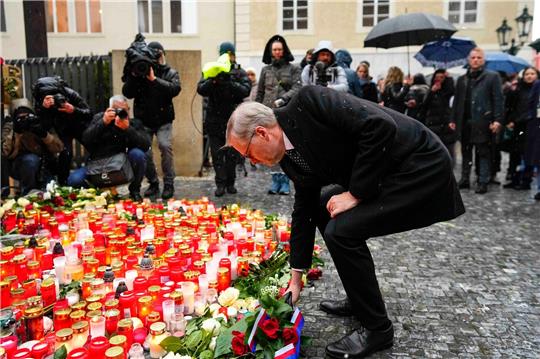 Petr Fiala, Ministerpräsident von Tschechien, legt vor dem Gebäude der Philosophischen Fakultät der Karls-Universität Blumen nieder.