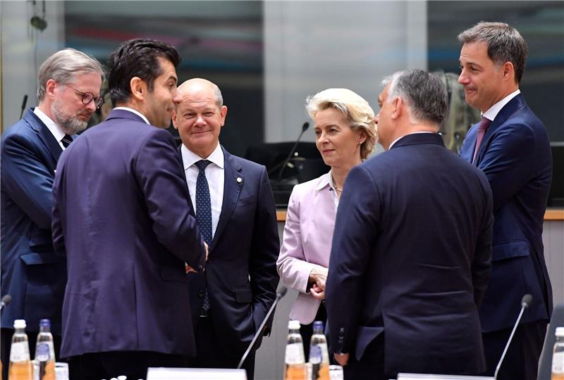 EU macht Ukraine und Moldau zu Beitrittskandidaten Petr Fiala (l-r), tschechischer Ministerpräsident, Kiril Petkov, bulgarischer Ministerpräsident Bundeskanzler Olaf Scholz, Ursula von der Leyen, Präsidentin der Europäischen Kommission, Viktor Orban, ungarischer Ministerpräsident, und Alexander De Croo, belgischer Ministerpräsident stehen während des EU-Gipfels zusammen.