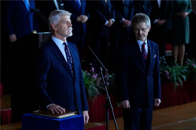 Tschechien: Ex-General Pavel als Präsident vereidigt Petr Pavel legt auf der Prager Burg den Amtseid ab.