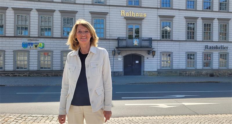 Petra Emmerich-Kopatsch vor dem alten Rathaus in Clausthal.