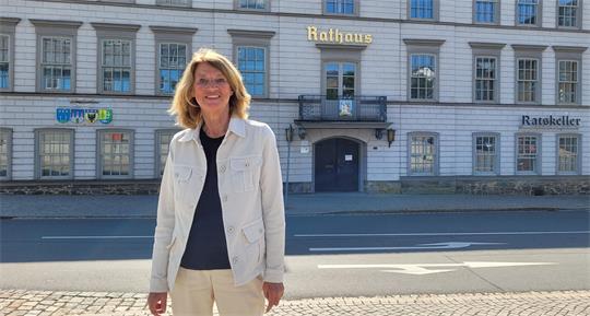 Petra Emmerich-Kopatsch vor dem alten Rathaus in Clausthal.