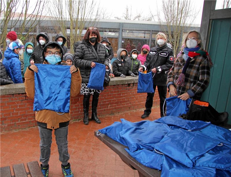 Augen und Ohren auf für den Kinderschutz im Landkreis Goslar Petra Franke, Stephani Gobernack und Miriam Albers (v.li.) verteilen insgesamt 40 Info-Taschen an die Schülerinnen und Schüler der Harly-Schule. Foto: Hohaus