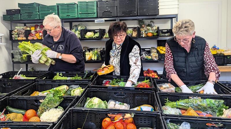 Petra Mölter (v.l.), Sabine Krause und Sabine Engeler bereiten Kisten vor.