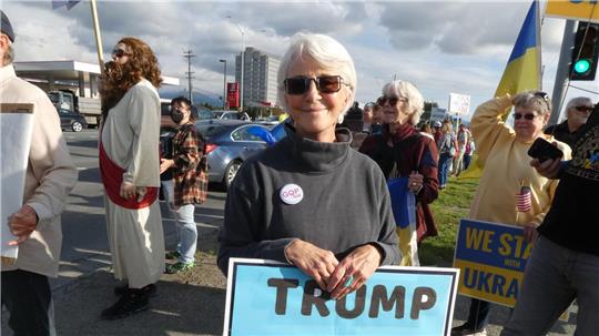 Petra kann nicht verstehen, warum Trump dem Kremlchef „den roten Teppich“ ausrollt. 