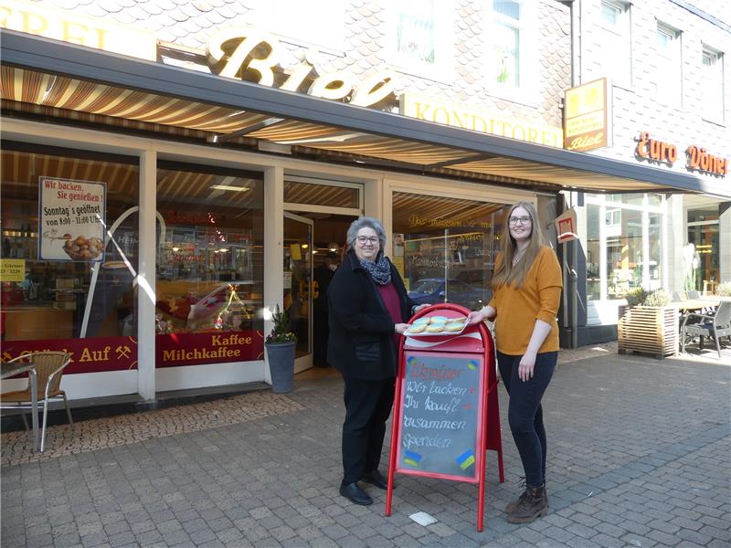 Petra und Jennifer Biel (v.li.) präsentieren die "Ukrainer" in der Adolph-Roemer-Straße. Foto: Römhiild