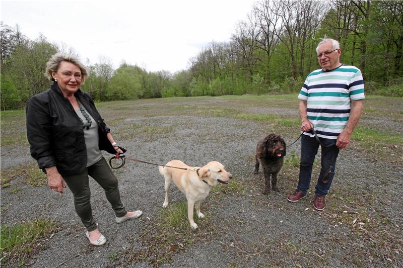 Landkreis lenkt ein bei Hundewiese Petra und Johan Rieke engagieren sich für das Anlegen der Hundewiese und laden im November zur Gründung des Trägervereins ein.