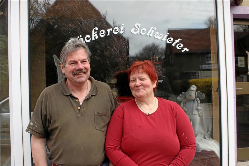 Petra und Ralf Schwieter vor der Front ihres geschlossenen Bäckereigeschäfts.