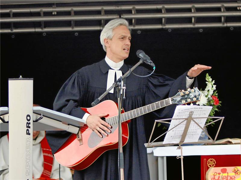 Pfarrer Andreas Jensen beim Pfingstgottesdienst 2017. Zum 1. August wechselt er als Referent in die Zentrale der Evangelischen Kirche in Deutschland – nach Hannover.  Archivfoto: Epping