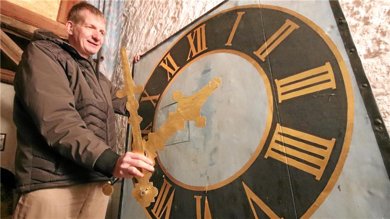 Werlaburgdorf: Millionenprojekt für maroden Kirchturm gestartet Pfarrer Frank Ahlgrim betrachtet die alte Kirchturmuhr – sie wird wieder ihren Platz in luftiger Höhe einnehmen.