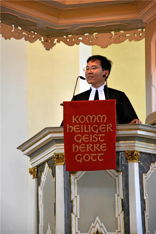 Pfarrer Gilsu Jang bei seiner Ordination vor zwei Jahren. Jetzt möchte er St. Stephani wieder verlassen. Archivfoto: Hartmann