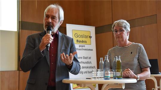 Pfarrer Klaus Burckhardt und Christiane Dahnke berichten über ihre Organisationen und den Kampf gegen Rechtsextremismus.