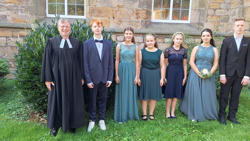 Sechs junge Leute wurden eingesegnet Pfarrer Marcus Bertram (v.l.) konfirmierte Pyer-Noel Schmidt, Lotta Niebuhr, Maja Röpke, Lilly Ozolins, Hanna Rosum und Henri Fricke.