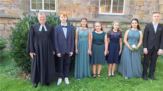 Pfarrer Marcus Bertram (v.l.) konfirmierte Pyer-Noel Schmidt, Lotta Niebuhr, Maja Röpke, Lilly Ozolins, Hanna Rosum und Henri Fricke.