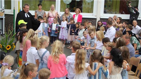 Pfarrer Martin Fiedler versammelt alle ABC-Schützen der Grundschule Harlingerode und gibt ihnen seinen Segen.