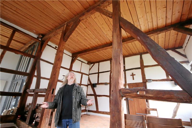 Pfarrer Peter Wieboldt sieht sich im Veranstaltungssaal der Pfarrscheune um. Er freut sich immer wieder darüber, dass vor mehr als drei Jahrzehnten die Entscheidung für den Umbau zum Veranstaltungszentrum fiel. Foto: Gereke