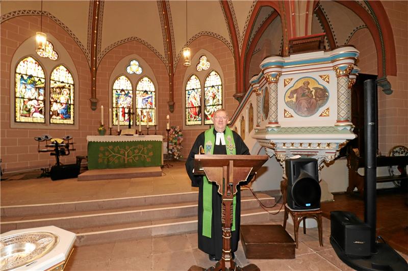 Pfarrer Prunzel wagt im Zuge der Predigt-Vorfastenreihe „Fremd – Sein“ den Kanzeltausch. In Astfeld erzählt er von vier Frauen im Stammbaum Jesu: Von der Hure Rahab, Ruth, Batseba und Tamar.  Foto: Jambrek