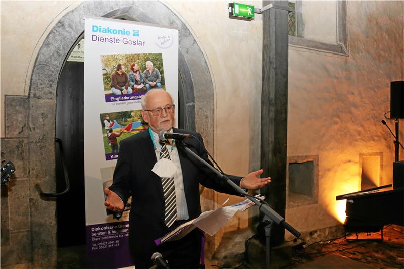 Pfarrer Reinhard Guischard segnet die Gäste.