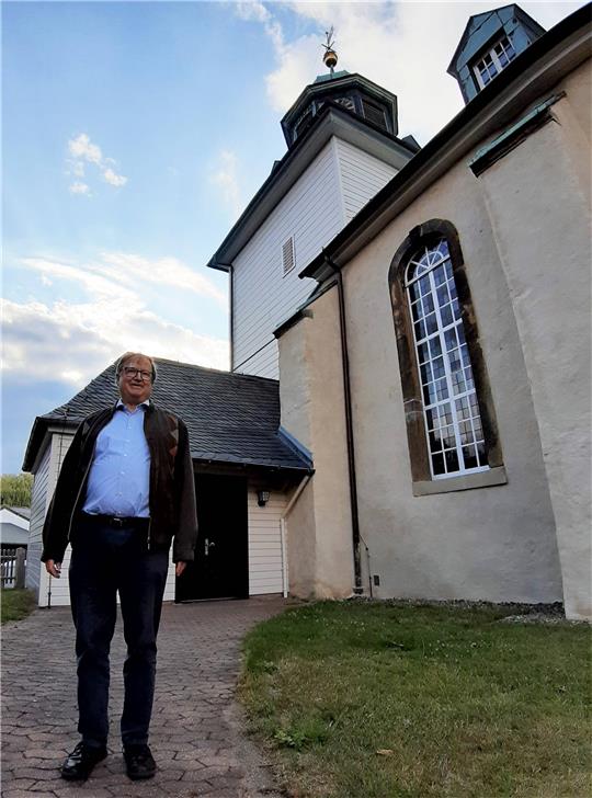 Pfarrer Udo Hauke vor seiner langjährigen Wirkungsstätte, der St.-Marien-Kirche in Harlingerode. Sie wird er nun zumindest hauptamtlich verlassen. Für die eine oder andere Vertretung steht er aber auch weiterhin zur Verfügung. Foto: Potthast