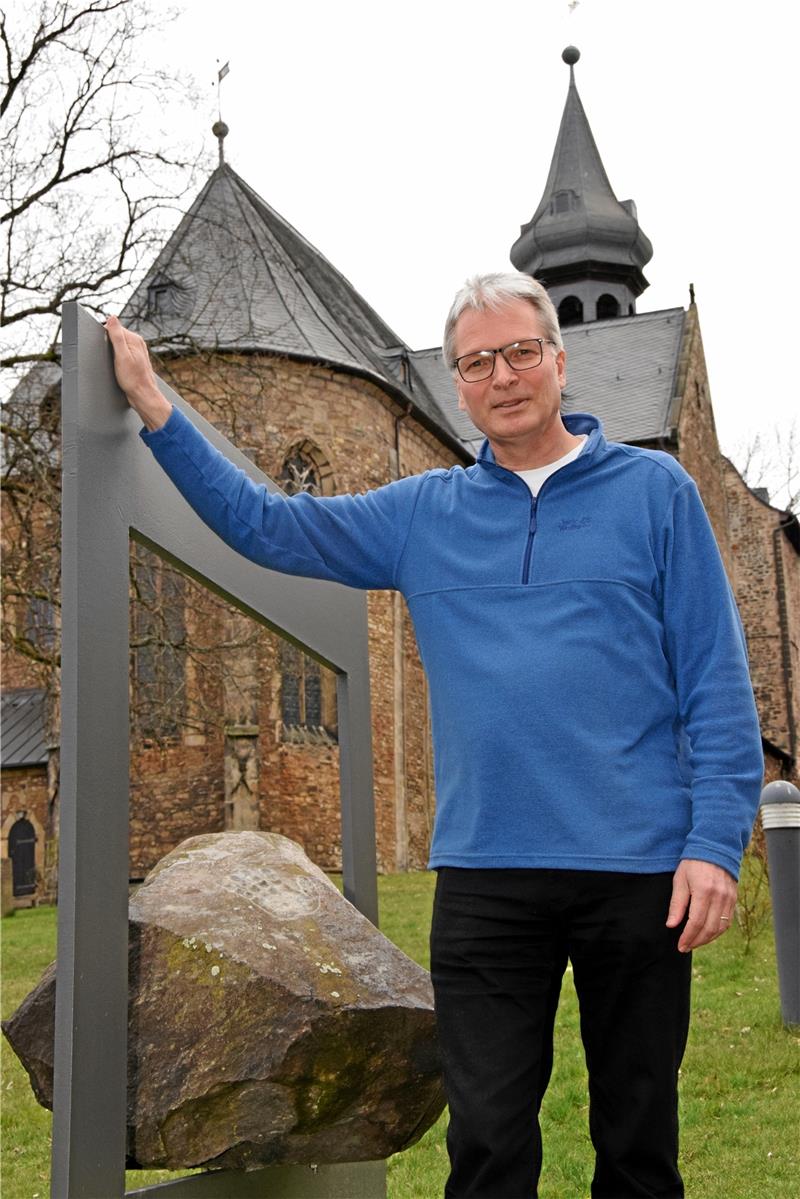 Pfarrer Ulrich Müller-Pontow am Stein vor der Frankenberger Kirche, ehedem das Gotteshaus der Bergleute.  Foto: Kleine