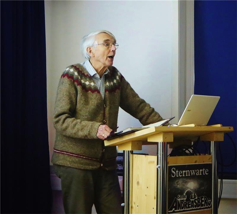 Sternwarte beschäftigt sich mit Stern von Bethlehem Pfarrer im Ruhestand Axel Lundbeck beleuchtet den Stern von Bethlehem anhand der Bibel. Foto: Jung