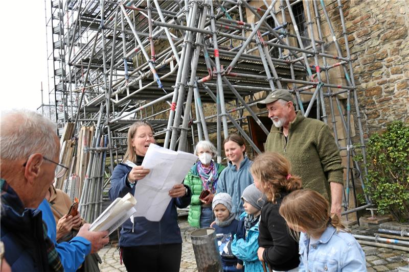 Pfarrerin Dagmar Hinzpeter zieht einen Plan ihrer Kirche aus der Zeitkapsel. Beim Öffnen des Turmknaufs finden die Immenröder Bauberichte, Fotos und Texte ehemaliger Immenröder Pastoren, Pläne, altes Geld und Vereinsunterlagen. Die Gemeinde soll die Fundstücke in Form einer Ausstellung kennenlernen können. Fotos: Hartmann
