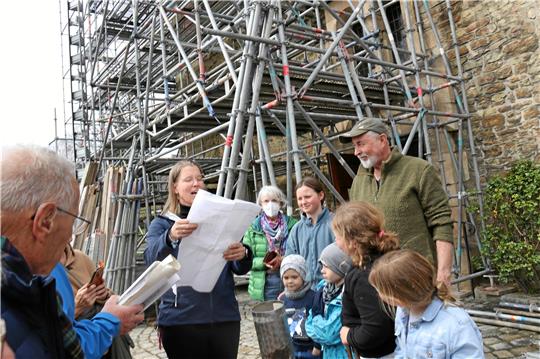 Pfarrerin Dagmar Hinzpeter zieht einen Plan ihrer Kirche aus der Zeitkapsel. Beim Öffnen des Turmknaufs finden die Immenröder Bauberichte, Fotos und Texte ehemaliger Immenröder Pastoren, Pläne, altes Geld und Vereinsunterlagen. Die Gemeinde soll die Fundstücke in Form einer Ausstellung kennenlernen können. Fotos: Hartmann