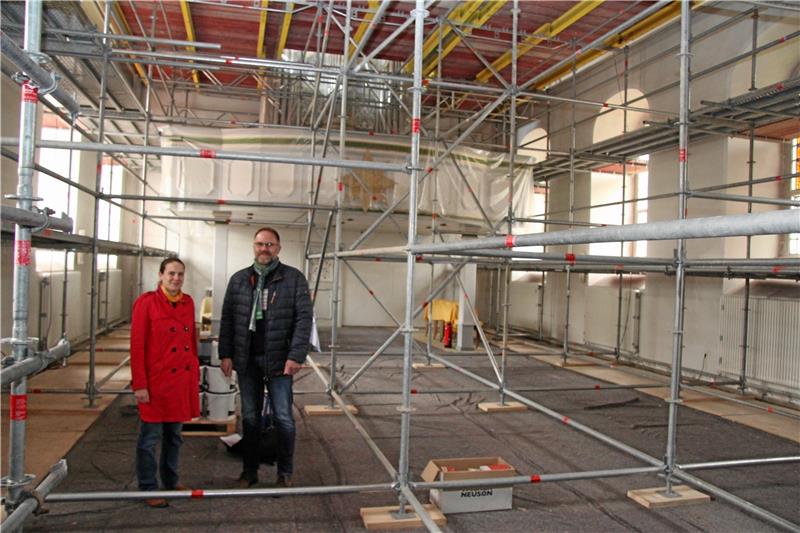Renovierungen in der Vienenburger Kirche beginnen Pfarrerin Sandra Jang und Kirchenvorstandsmitglied Steffen Kirchner. Foto: Hohaus