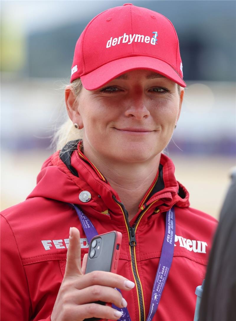 Olympiasiegerin Krajewski vorn: Klimke im Pech Pferdesport: Weltmeisterschaft, Vielseitigkeit. Dressurreiterin Julia Krajewski (Deutschland) aufgenommen am Rande des Wettbewerbs.