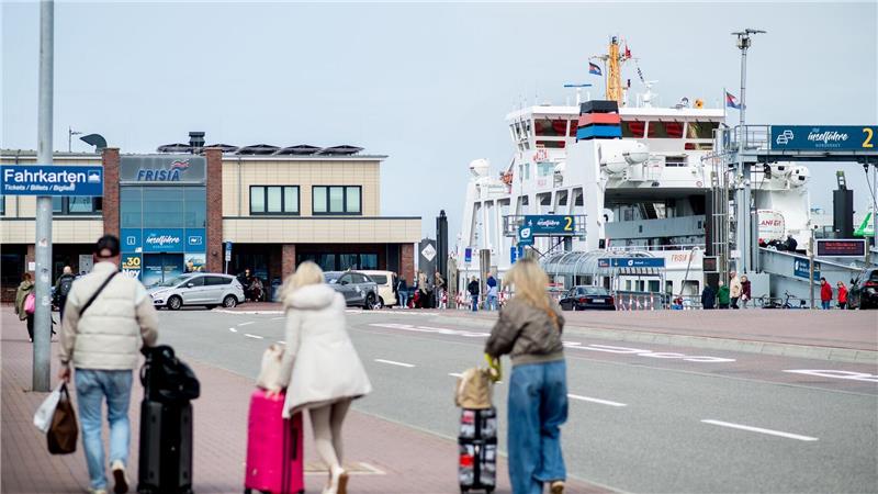 Pfingsturlauber wollen auf die Fähre nach Norderney.