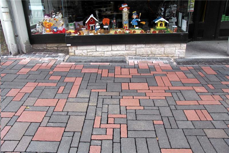 Hakenkreuz-Urteil: 23-Jähriger muss 975 Euro zahlen Pflaster mit Hakenkreuz