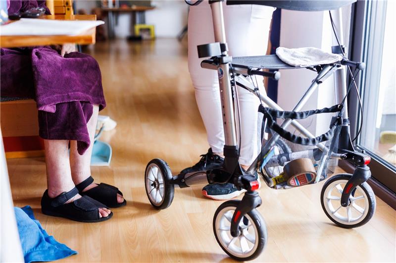 Bundestag beschließt Pflegereform Pflege im Heim: Die Anfang vergangenen Jahres eingeführte Entlastungszuschläge für Bewohnerinnen und Bewohner sollen erhöht werden.