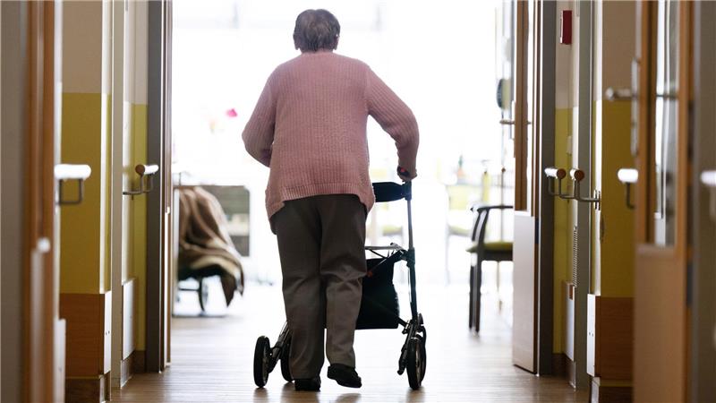 Pflegebedürftige müssen immer mehr fürs Heim bezahlen. (Archivbild)