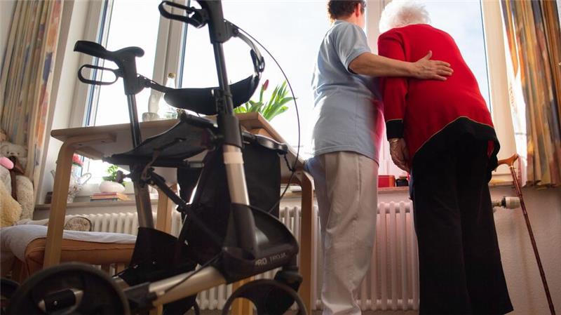 Knapp 3.000 Euro für einen Heimplatz - Eigenanteile steigen Pflegebedürftige und ihre Angehörigen müssen mehr fürs Pflegeheim zahlen. (Symbolbild)