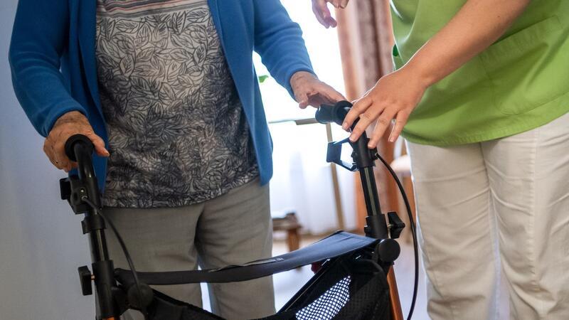 Wohnen im Pflegeheim wird teurer – Zuzahlungen steigen Pflegeheimbewohner müssen weiter steigende Zuzahlungen aus eigener Tasche schultern. (Archivbild)