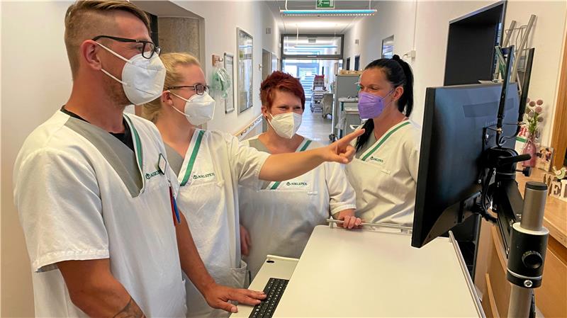 Auszubildende leiten eine Klinik-Station in Seesen Pflegeschülerinnen und erfahrene Fachkräfte besprechen einen Fall. Die Auszubildenden leiten drei Wochen lang eine Station in der Asklepios-Klinik in Seesen. Foto: Privat