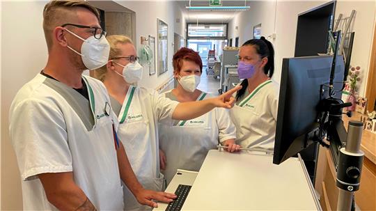 Pflegeschülerinnen und erfahrene Fachkräfte besprechen einen Fall. Die Auszubildenden leiten drei Wochen lang eine Station in der Asklepios-Klinik in Seesen. Foto: Privat