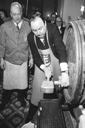 Pflichtprogramm für Pancket-Ehrengäste: Auch Genscher sticht das Bierfass an.