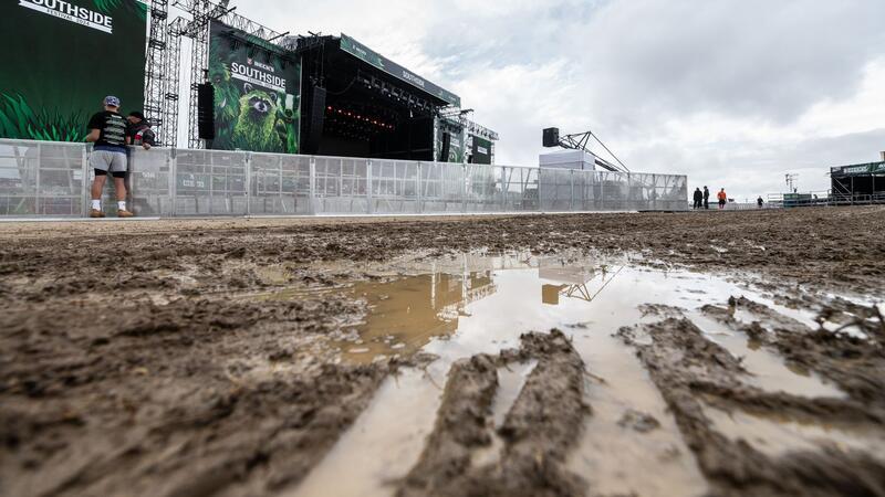 Pfützen und Matsch auf dem Gelände des Southside-Festivals in Neuhausen ob Eck.