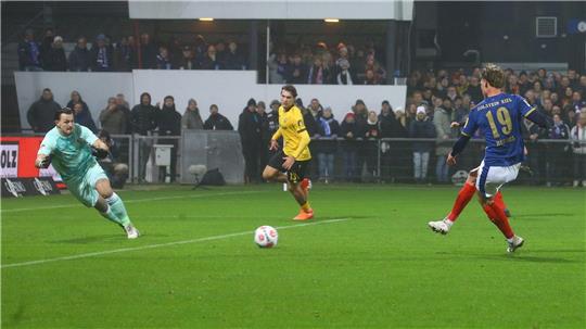 Phil Harres (Holstein Kiel) erzielt das Tor zum zwischenzeitlichen 1:1.